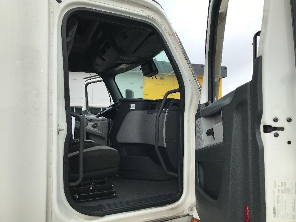 Sleeper Tractor-Heavy Duty Tractors-Freightliner-2021-T12664ST-Kansas City-MO-555,243\n\t\tmiles-$ 64,000 - Image 13