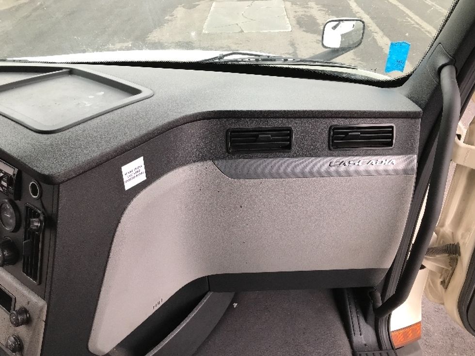 Sleeper Tractor-Heavy Duty Tractors-Freightliner-2021-T12664ST-Kansas City-MO-555,243\n\t\tmiles-$ 64,000 - Image 14