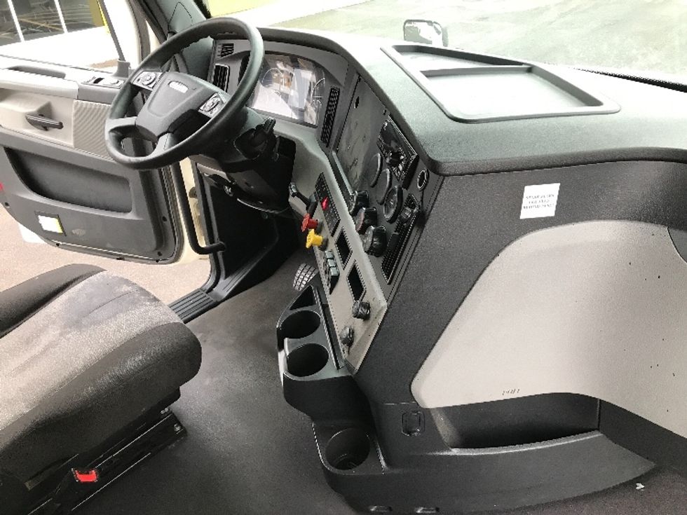 Sleeper Tractor-Heavy Duty Tractors-Freightliner-2021-T12664ST-Kansas City-MO-555,243\n\t\tmiles-$ 64,000 - Image 15