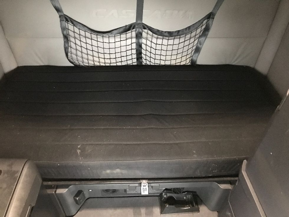 Sleeper Tractor-Heavy Duty Tractors-Freightliner-2021-T12664ST-Kansas City-MO-555,243\n\t\tmiles-$ 64,000 - Image 17