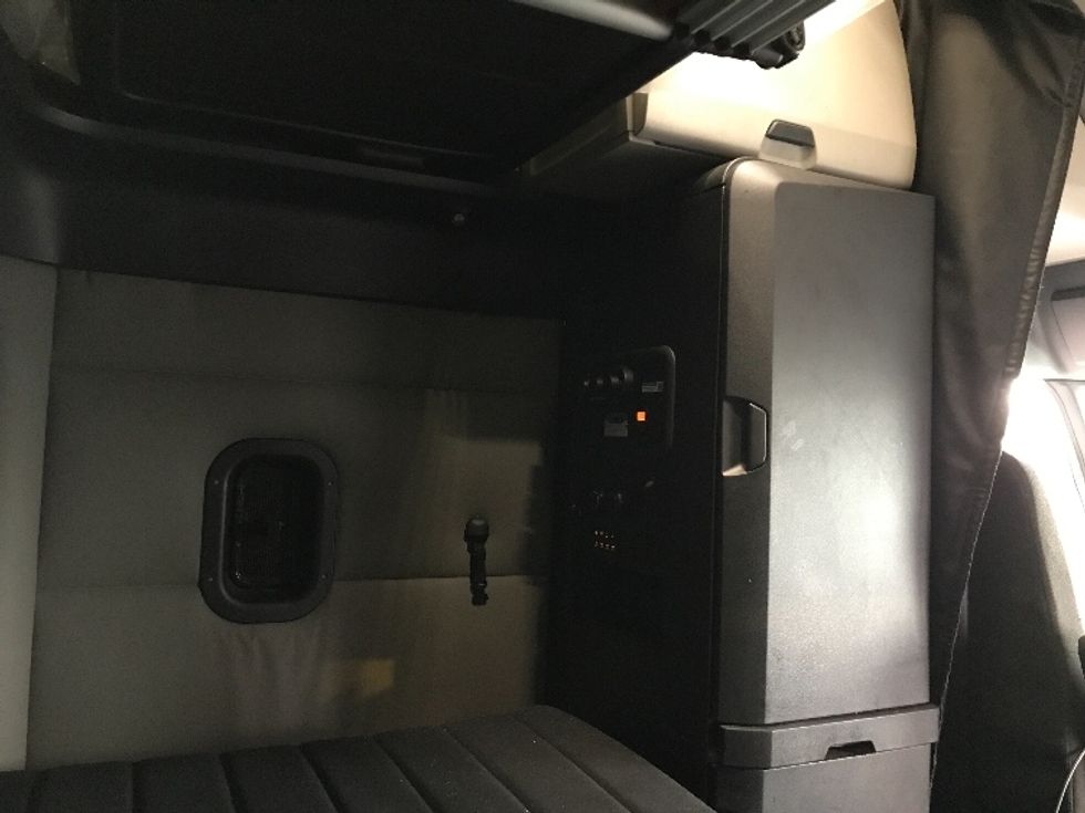 Sleeper Tractor-Heavy Duty Tractors-Freightliner-2021-T12664ST-Kansas City-MO-555,243\n\t\tmiles-$ 64,000 - Image 18