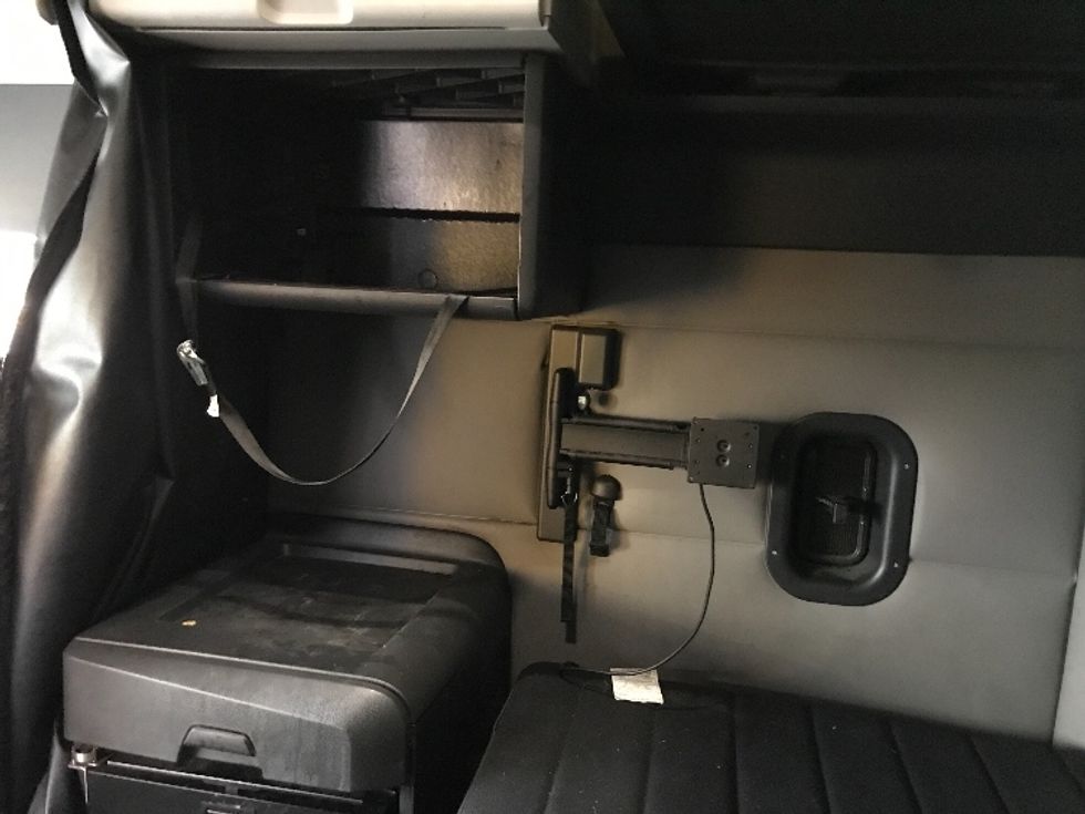 Sleeper Tractor-Heavy Duty Tractors-Freightliner-2021-T12664ST-Kansas City-MO-555,243\n\t\tmiles-$ 64,000 - Image 19