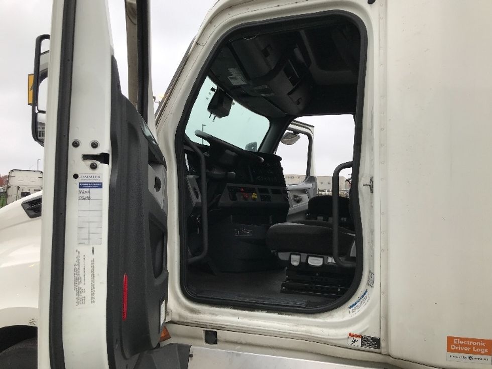 Sleeper Tractor-Heavy Duty Tractors-Freightliner-2021-T12664ST-Kansas City-MO-555,243\n\t\tmiles-$ 64,000 - Image 9