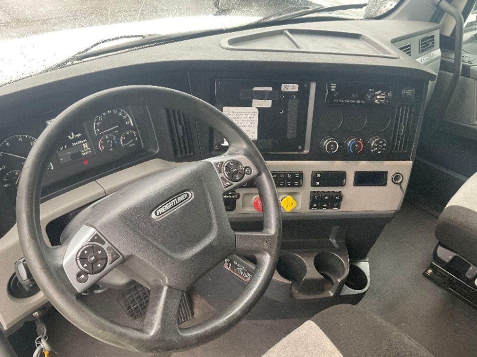 Sleeper Tractor-Heavy Duty Tractors-Freightliner-2021-T12664ST-Kansas City-MO-564,857\n\t\tmiles-$ 58,750 - Image 10