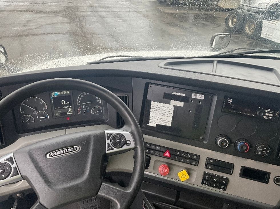 Sleeper Tractor-Heavy Duty Tractors-Freightliner-2021-T12664ST-Kansas City-MO-564,857\n\t\tmiles-$ 58,750 - Image 11