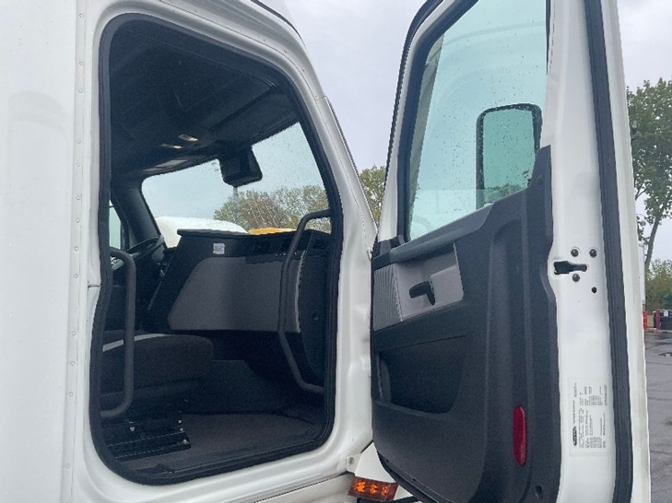 Sleeper Tractor-Heavy Duty Tractors-Freightliner-2021-T12664ST-Kansas City-MO-564,857\n\t\tmiles-$ 58,750 - Image 12