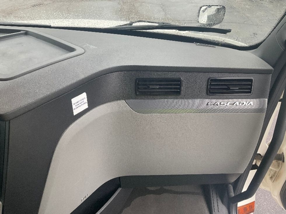 Sleeper Tractor-Heavy Duty Tractors-Freightliner-2021-T12664ST-Kansas City-MO-564,857\n\t\tmiles-$ 58,750 - Image 13