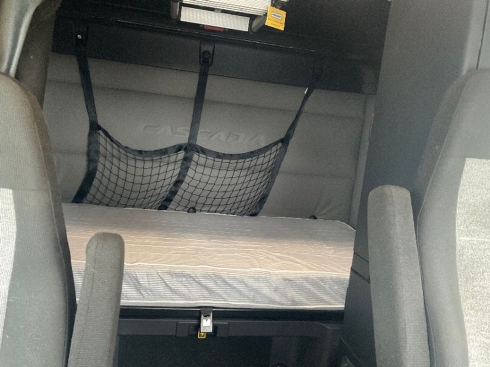 Sleeper Tractor-Heavy Duty Tractors-Freightliner-2021-T12664ST-Kansas City-MO-564,857\n\t\tmiles-$ 58,750 - Image 15