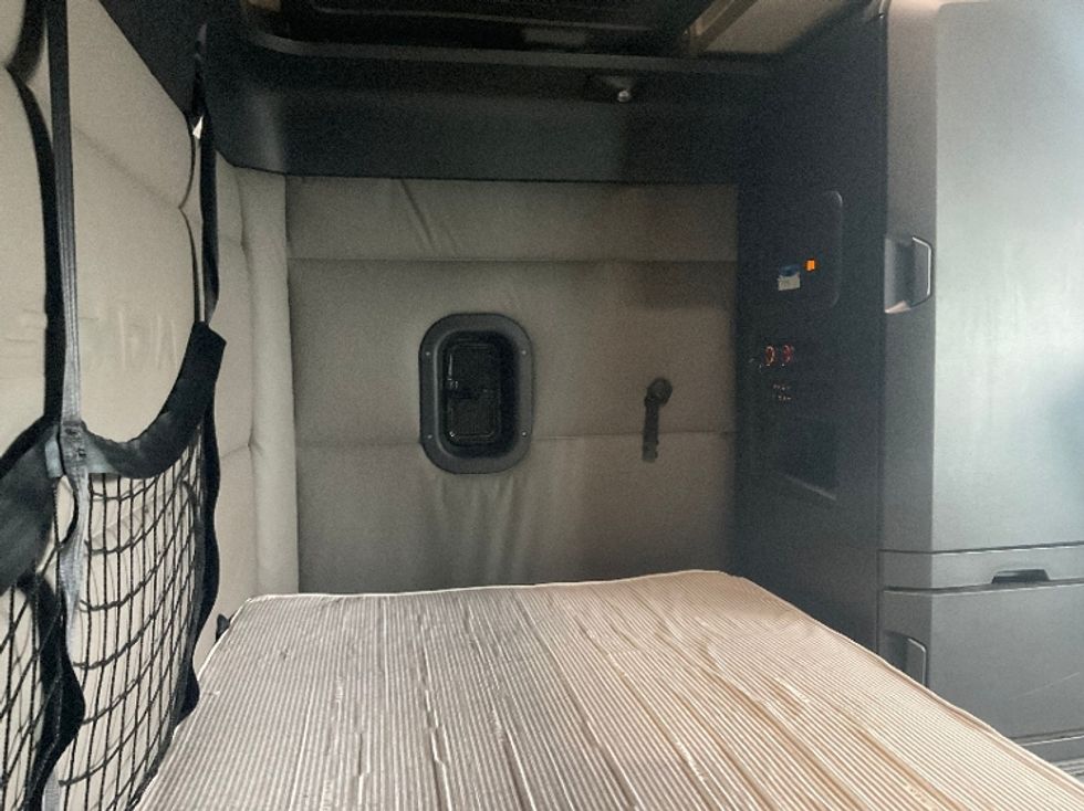 Sleeper Tractor-Heavy Duty Tractors-Freightliner-2021-T12664ST-Kansas City-MO-564,857\n\t\tmiles-$ 58,750 - Image 18