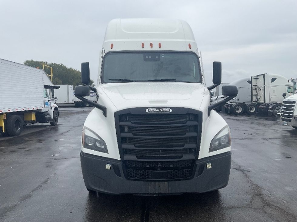 2021 Freightliner Cascadia 126" Sleeper Cab photo 2