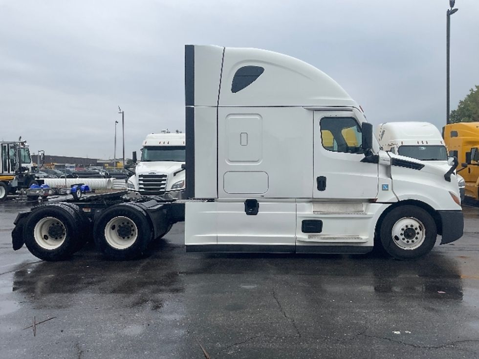 Sleeper Tractor-Heavy Duty Tractors-Freightliner-2021-T12664ST-Kansas City-MO-564,857\n\t\tmiles-$ 58,750 - Image 8