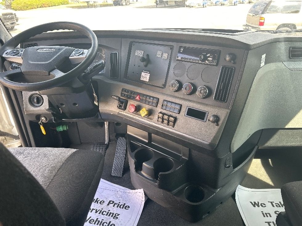 Sleeper Tractor-Heavy Duty Tractors-Freightliner-2021-T12664ST-Kansas City-MO-567,110\n\t\tmiles-$ 59,500 - Image 12