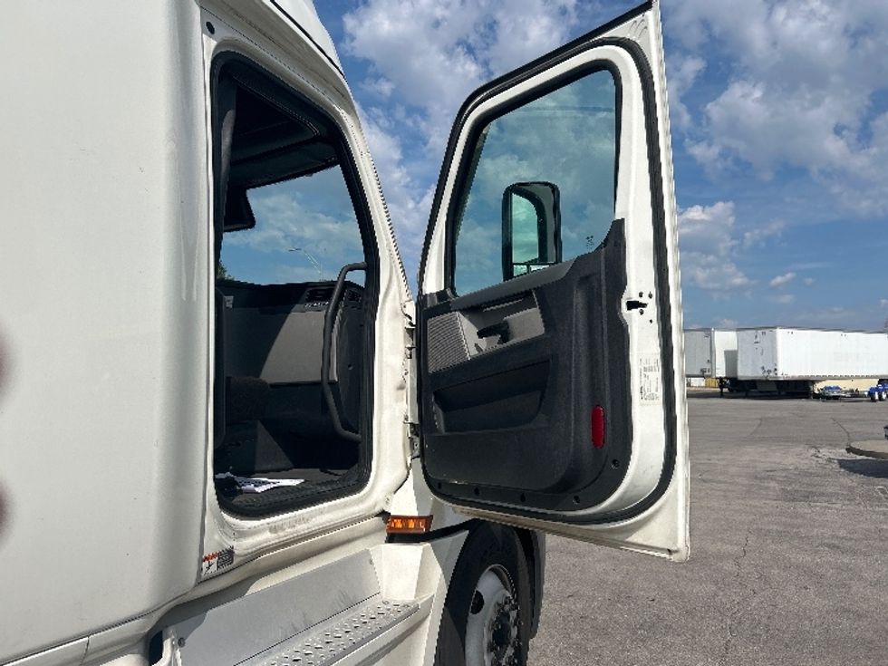 Sleeper Tractor-Heavy Duty Tractors-Freightliner-2021-T12664ST-Kansas City-MO-567,110\n\t\tmiles-$ 59,500 - Image 13