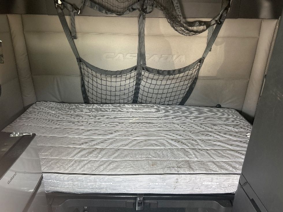 Sleeper Tractor-Heavy Duty Tractors-Freightliner-2021-T12664ST-Kansas City-MO-567,110\n\t\tmiles-$ 59,500 - Image 16