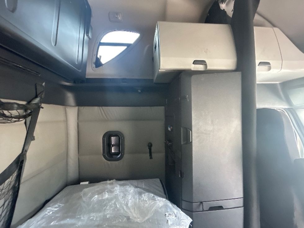 Sleeper Tractor-Heavy Duty Tractors-Freightliner-2021-T12664ST-Kansas City-MO-567,110\n\t\tmiles-$ 59,500 - Image 18