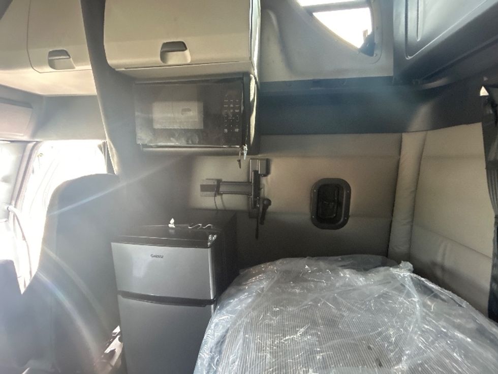 Sleeper Tractor-Heavy Duty Tractors-Freightliner-2021-T12664ST-Kansas City-MO-567,110\n\t\tmiles-$ 59,500 - Image 19