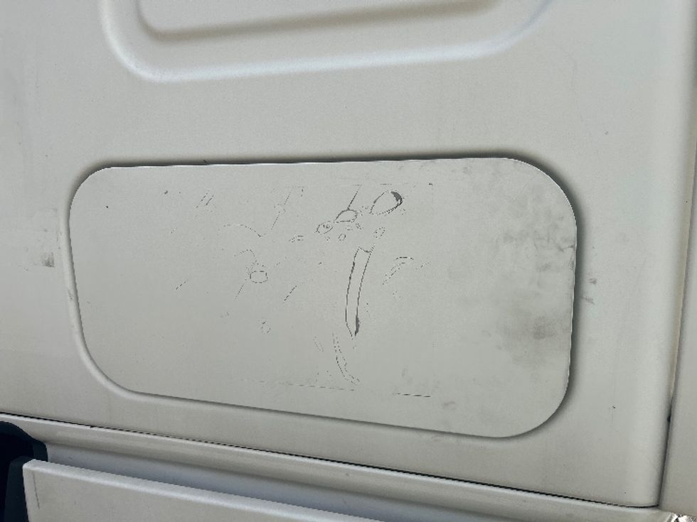 Sleeper Tractor-Heavy Duty Tractors-Freightliner-2021-T12664ST-Kansas City-MO-567,110\n\t\tmiles-$ 59,500 - Image 23