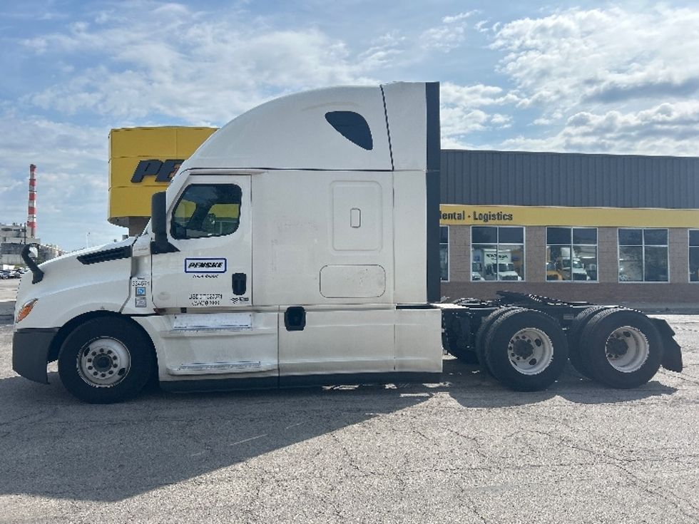 Sleeper Tractor-Heavy Duty Tractors-Freightliner-2021-T12664ST-Kansas City-MO-567,110\n\t\tmiles-$ 59,500 - Image 4