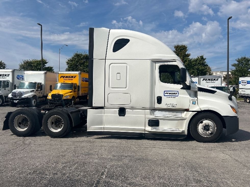 Sleeper Tractor-Heavy Duty Tractors-Freightliner-2021-T12664ST-Kansas City-MO-567,110\n\t\tmiles-$ 59,500 - Image 8