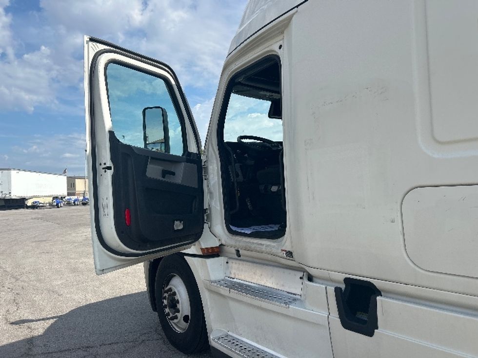 Sleeper Tractor-Heavy Duty Tractors-Freightliner-2021-T12664ST-Kansas City-MO-567,110\n\t\tmiles-$ 59,500 - Image 9