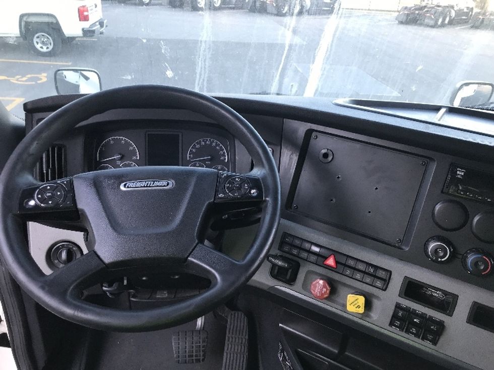 Sleeper Tractor-Heavy Duty Tractors-Freightliner-2021-T12664ST-Kansas City-MO-567,700\n\t\tmiles-$ 64,250 - Image 11