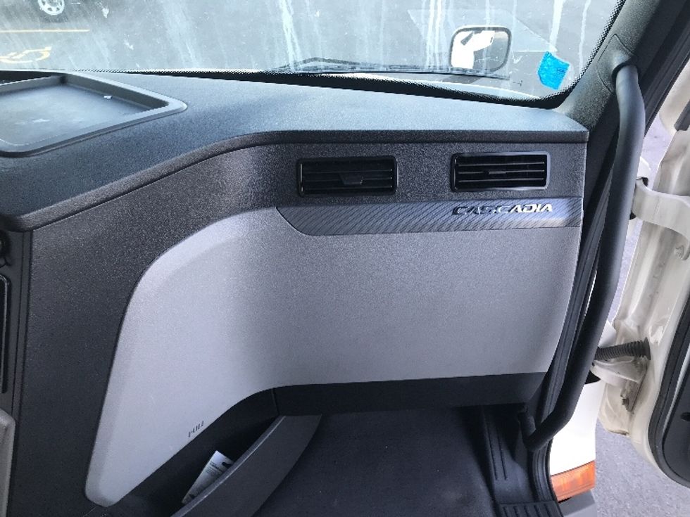 Sleeper Tractor-Heavy Duty Tractors-Freightliner-2021-T12664ST-Kansas City-MO-567,700\n\t\tmiles-$ 64,250 - Image 14