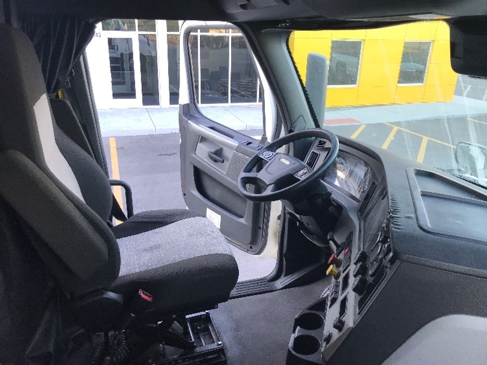 Sleeper Tractor-Heavy Duty Tractors-Freightliner-2021-T12664ST-Kansas City-MO-567,700\n\t\tmiles-$ 64,250 - Image 15