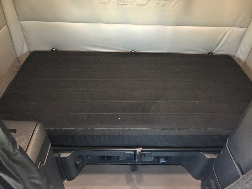 Sleeper Tractor-Heavy Duty Tractors-Freightliner-2021-T12664ST-Kansas City-MO-567,700\n\t\tmiles-$ 64,250 - Image 17