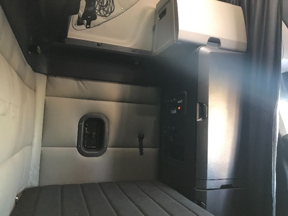 Sleeper Tractor-Heavy Duty Tractors-Freightliner-2021-T12664ST-Kansas City-MO-567,700\n\t\tmiles-$ 64,250 - Image 18