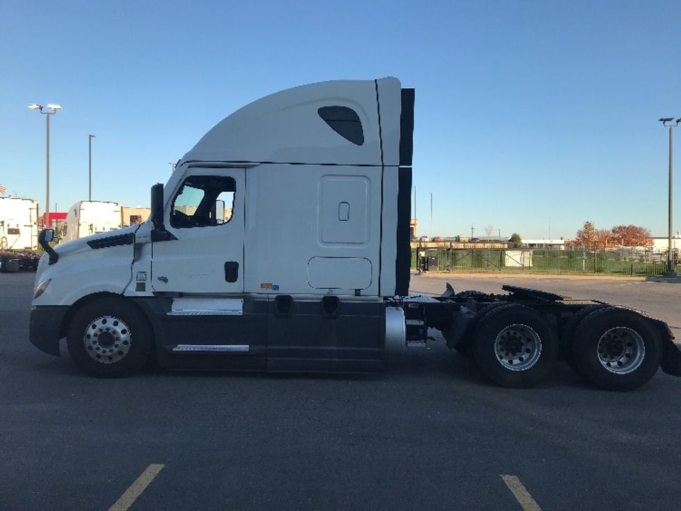 Sleeper Tractor-Heavy Duty Tractors-Freightliner-2021-T12664ST-Kansas City-MO-567,700\n\t\tmiles-$ 64,250 - Image 4