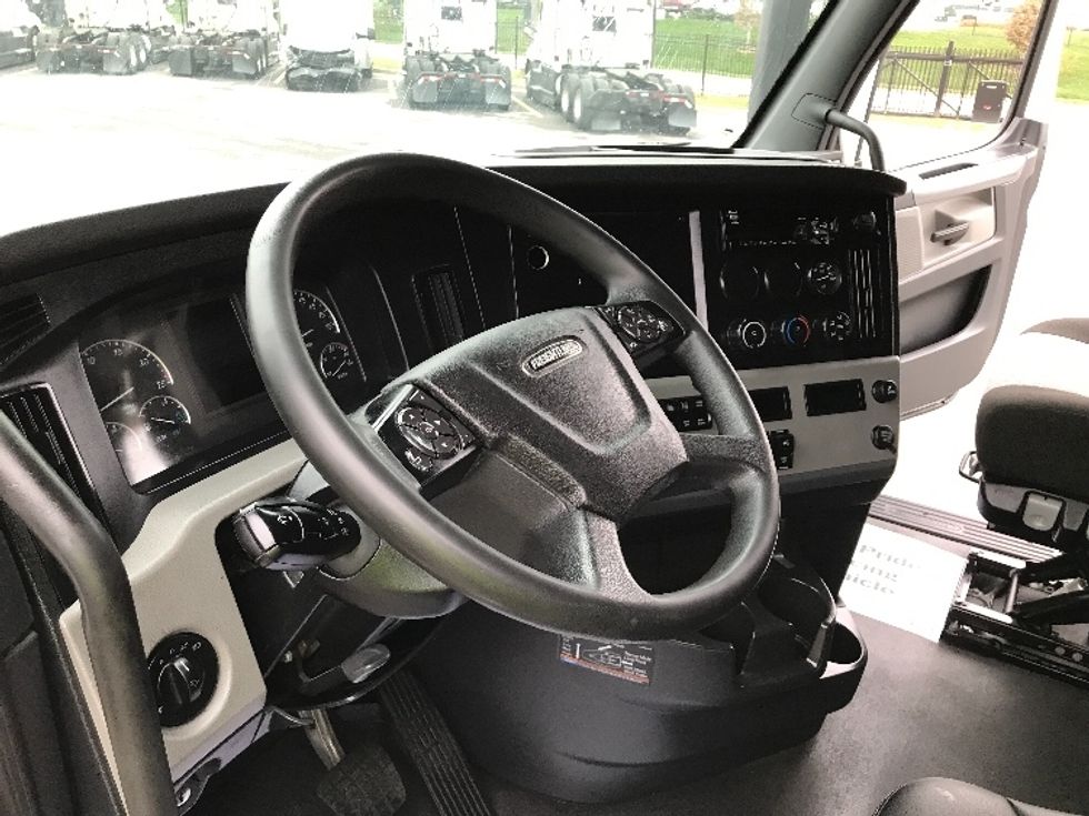 Sleeper Tractor-Heavy Duty Tractors-Freightliner-2021-T12664ST-Kansas City-MO-569,515\n\t\tmiles-$ 64,250 - Image 10