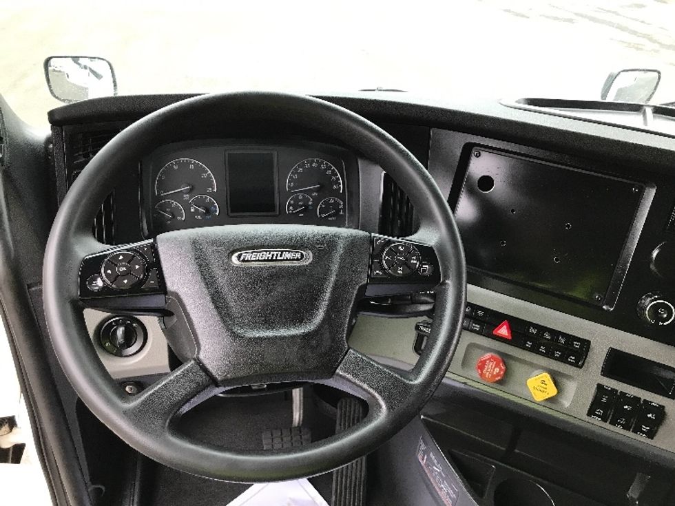 Sleeper Tractor-Heavy Duty Tractors-Freightliner-2021-T12664ST-Kansas City-MO-569,515\n\t\tmiles-$ 64,250 - Image 11