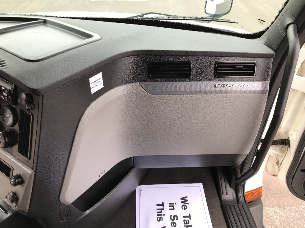 Sleeper Tractor-Heavy Duty Tractors-Freightliner-2021-T12664ST-Kansas City-MO-569,515\n\t\tmiles-$ 64,250 - Image 14