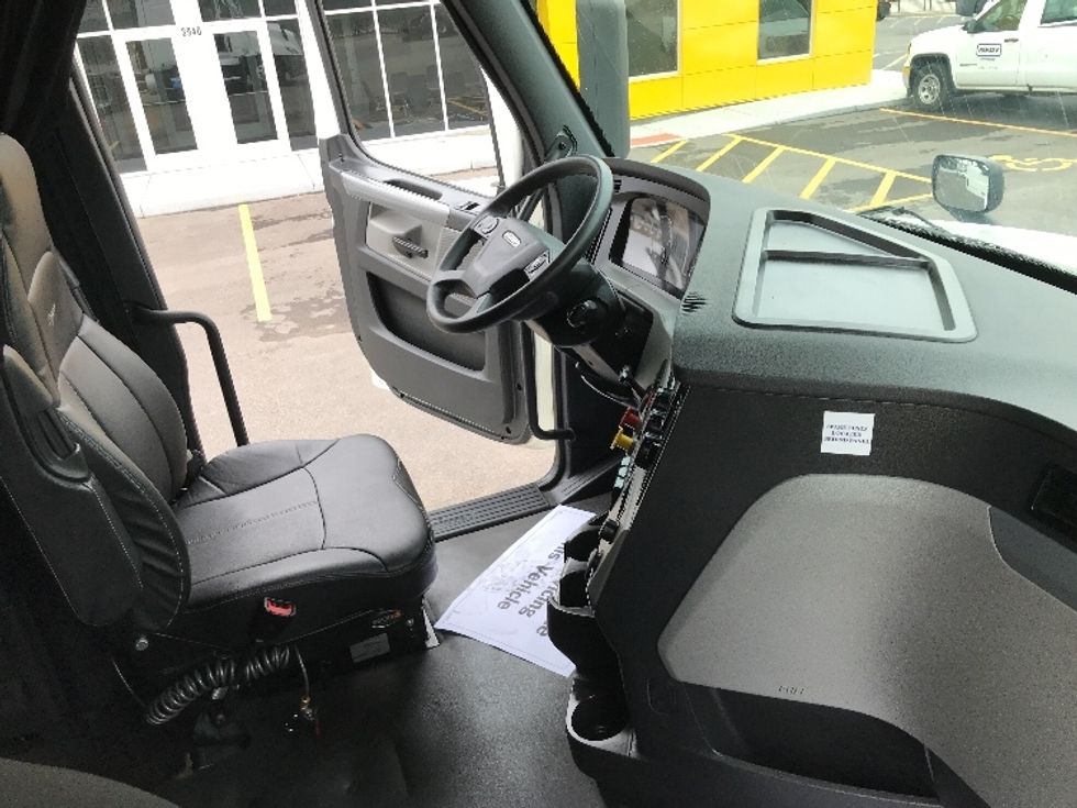 Sleeper Tractor-Heavy Duty Tractors-Freightliner-2021-T12664ST-Kansas City-MO-569,515\n\t\tmiles-$ 64,250 - Image 15