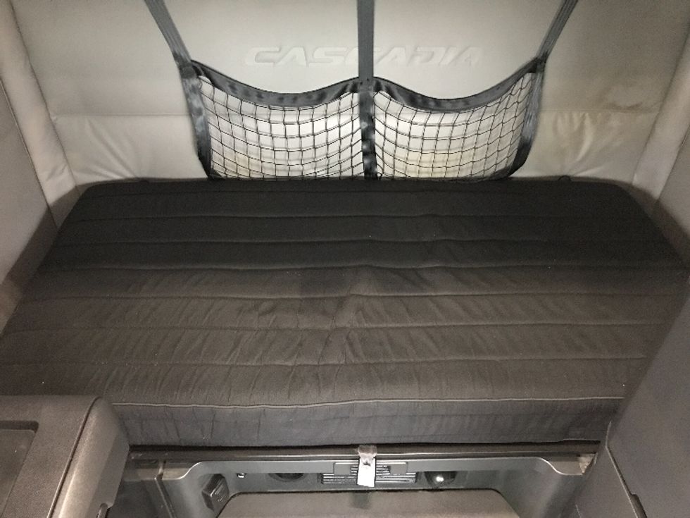 Sleeper Tractor-Heavy Duty Tractors-Freightliner-2021-T12664ST-Kansas City-MO-569,515\n\t\tmiles-$ 64,250 - Image 17