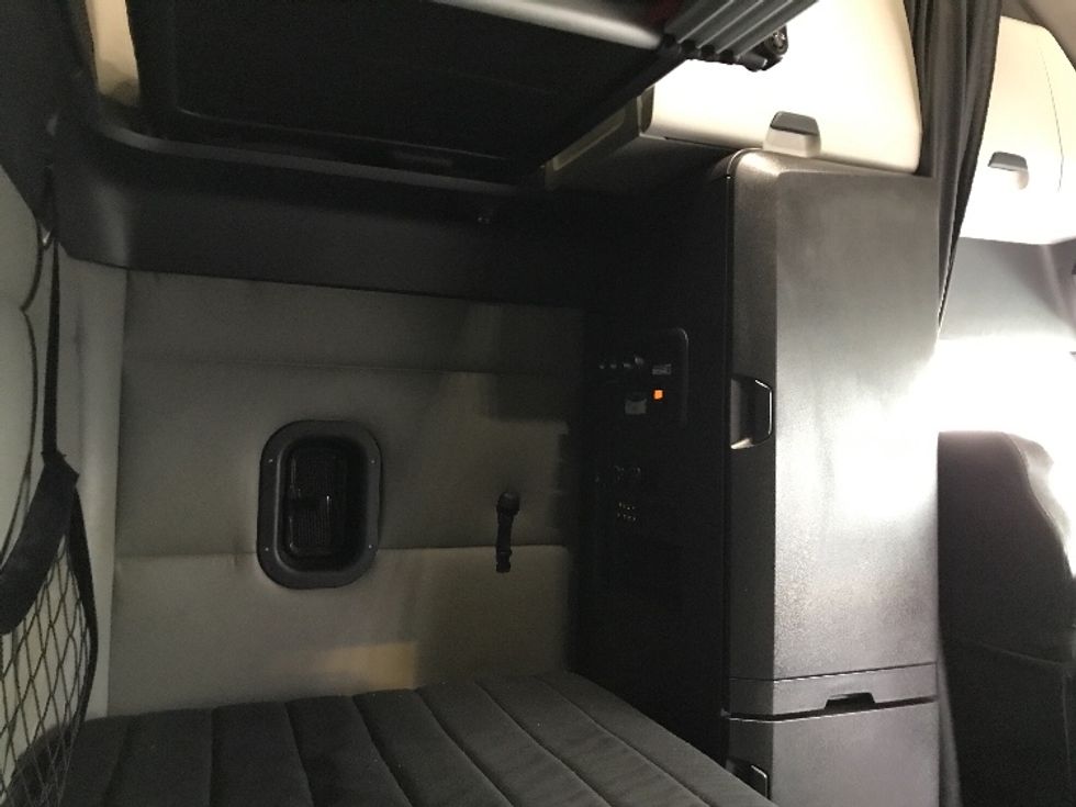 Sleeper Tractor-Heavy Duty Tractors-Freightliner-2021-T12664ST-Kansas City-MO-569,515\n\t\tmiles-$ 64,250 - Image 18