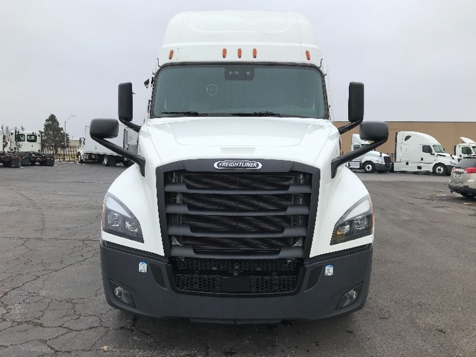 Sleeper Tractor-Heavy Duty Tractors-Freightliner-2021-T12664ST-Kansas City-MO-569,515\n\t\tmiles-$ 64,250 - Image 2