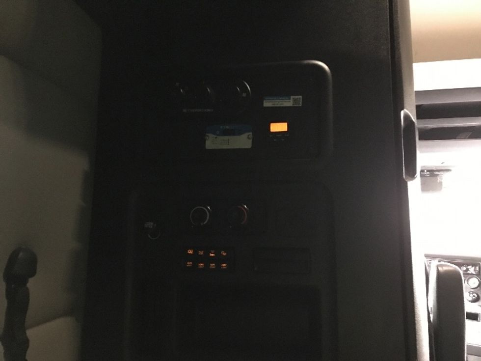 Sleeper Tractor-Heavy Duty Tractors-Freightliner-2021-T12664ST-Kansas City-MO-569,515\n\t\tmiles-$ 64,250 - Image 22