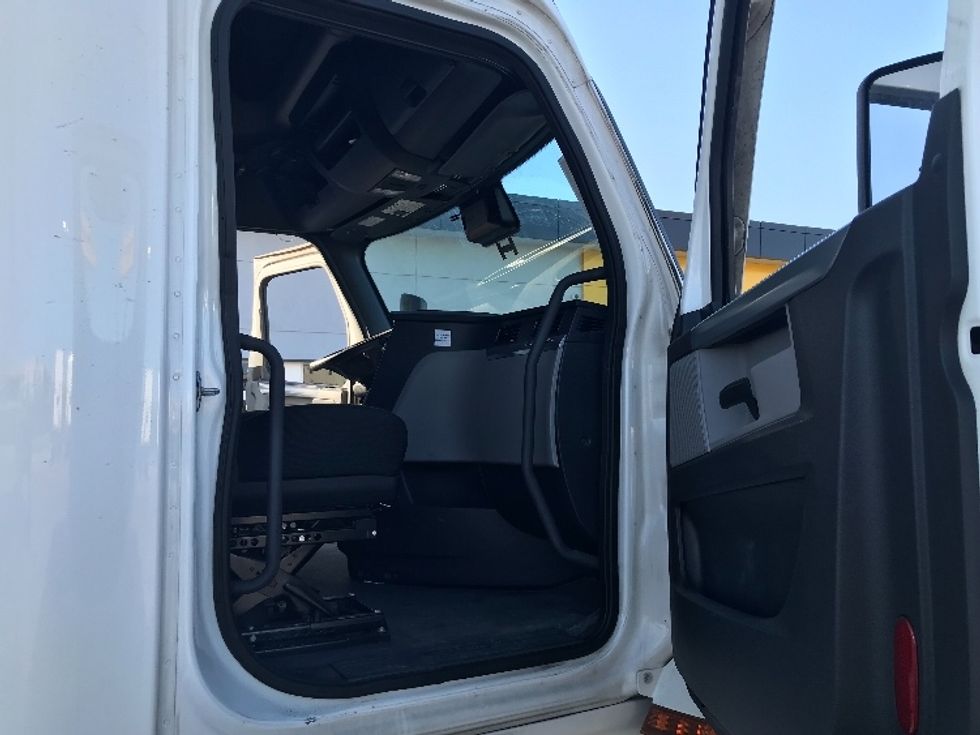 Sleeper Tractor-Heavy Duty Tractors-Freightliner-2021-T12664ST-Kansas City-MO-586,684\n\t\tmiles-$ 62,500 - Image 13