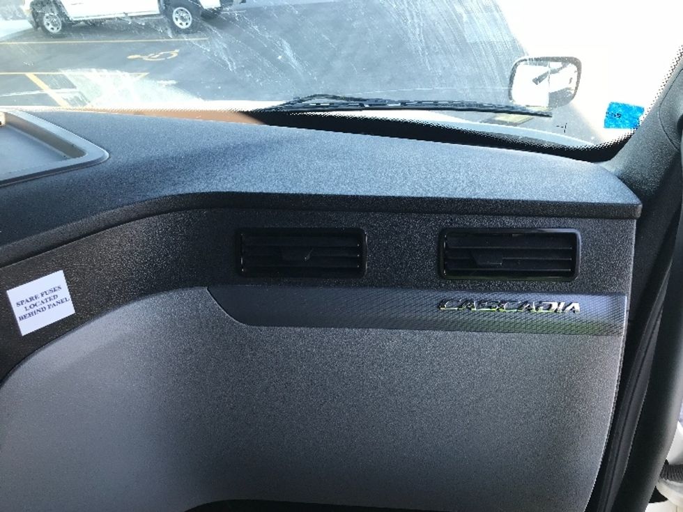 Sleeper Tractor-Heavy Duty Tractors-Freightliner-2021-T12664ST-Kansas City-MO-586,684\n\t\tmiles-$ 62,500 - Image 14