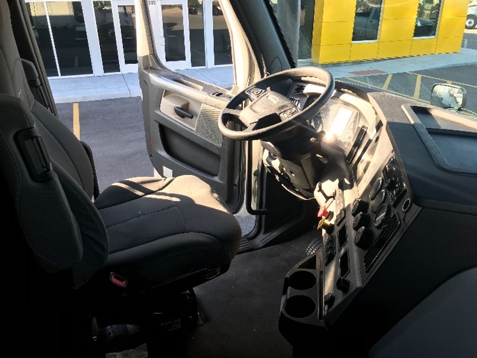 Sleeper Tractor-Heavy Duty Tractors-Freightliner-2021-T12664ST-Kansas City-MO-586,684\n\t\tmiles-$ 62,500 - Image 15