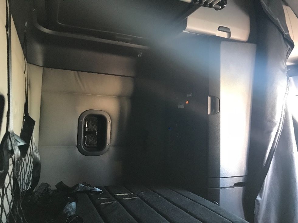 Sleeper Tractor-Heavy Duty Tractors-Freightliner-2021-T12664ST-Kansas City-MO-586,684\n\t\tmiles-$ 62,500 - Image 18