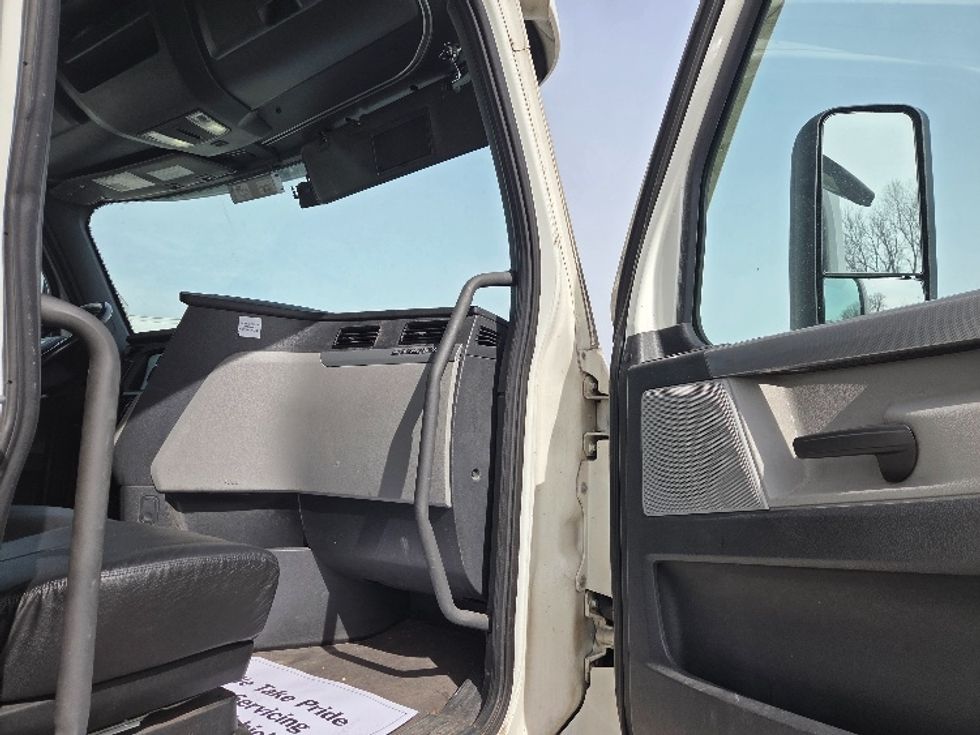 Sleeper Tractor-Heavy Duty Tractors-Freightliner-2021-T12664ST-Kansas City-MO-607,996\n\t\tmiles-$ 55,250 - Image 13