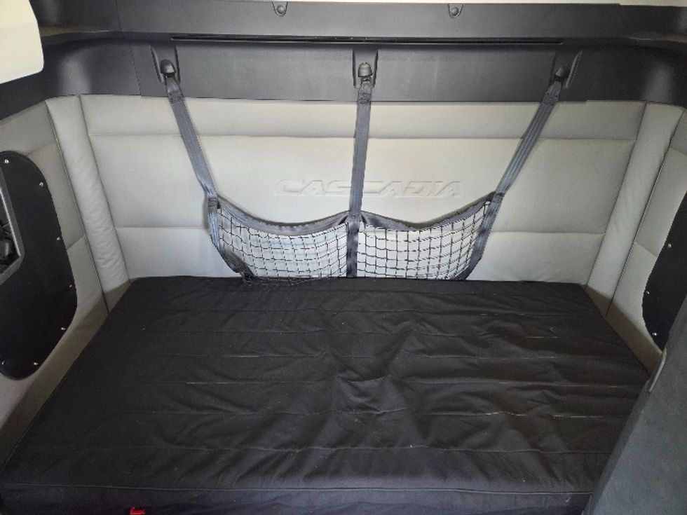 Sleeper Tractor-Heavy Duty Tractors-Freightliner-2021-T12664ST-Kansas City-MO-607,996\n\t\tmiles-$ 55,250 - Image 16