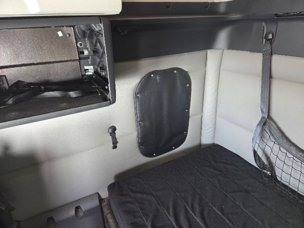 Sleeper Tractor-Heavy Duty Tractors-Freightliner-2021-T12664ST-Kansas City-MO-607,996\n\t\tmiles-$ 55,250 - Image 18