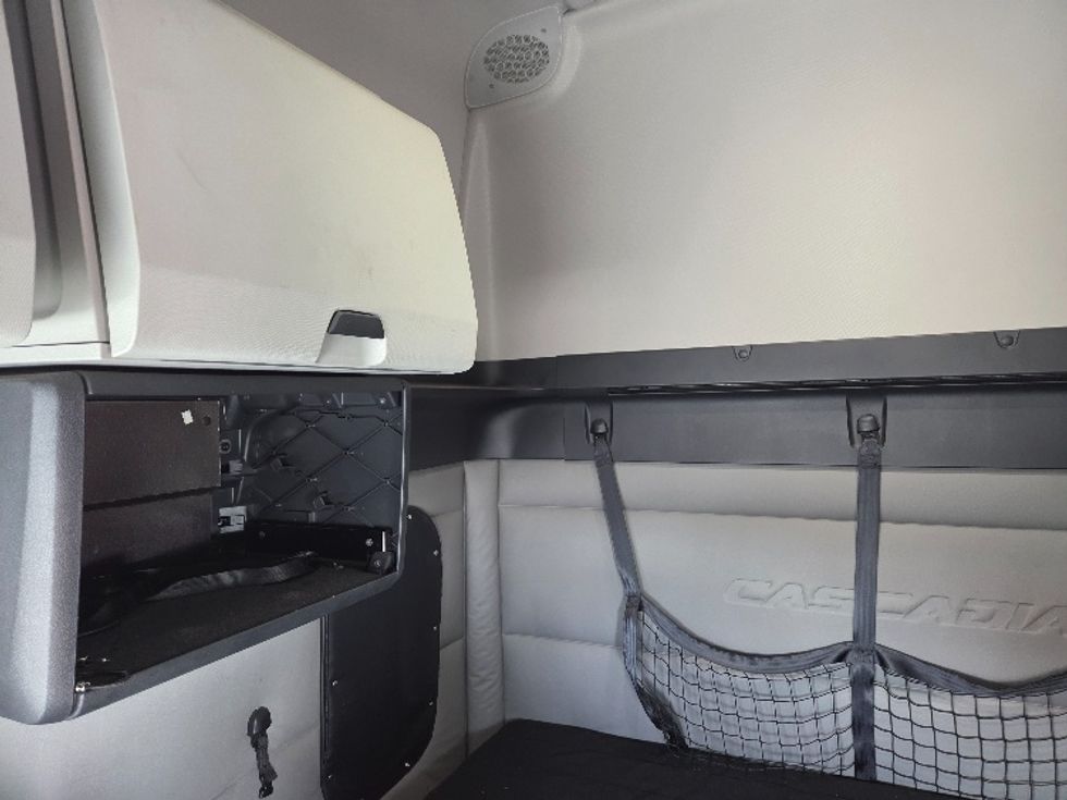 Sleeper Tractor-Heavy Duty Tractors-Freightliner-2021-T12664ST-Kansas City-MO-607,996\n\t\tmiles-$ 55,250 - Image 19