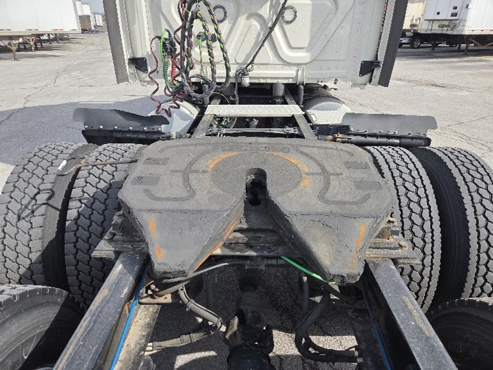 Sleeper Tractor-Heavy Duty Tractors-Freightliner-2021-T12664ST-Kansas City-MO-607,996\n\t\tmiles-$ 55,250 - Image 6