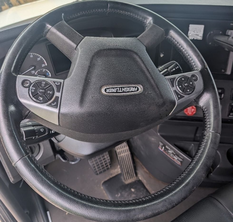 Sleeper Tractor-Heavy Duty Tractors-Freightliner-2021-T12664ST-Kansas City-MO-615,465\n\t\tmiles-$ 56,750 - Image 11