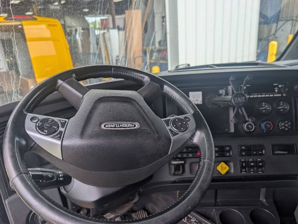Sleeper Tractor-Heavy Duty Tractors-Freightliner-2021-T12664ST-Kansas City-MO-615,465\n\t\tmiles-$ 56,750 - Image 12
