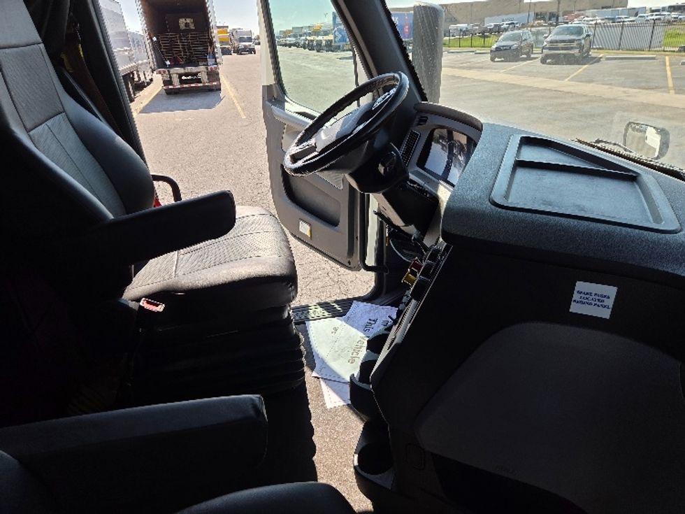 Sleeper Tractor-Heavy Duty Tractors-Freightliner-2021-T12664ST-Kansas City-MO-615,465\n\t\tmiles-$ 56,750 - Image 15